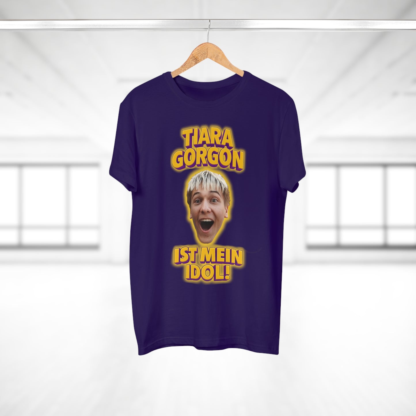 Funny Graphic T-Shirt: 'Tiara Gorgon Ist Mein Idol!'